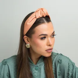 Lniana morelowa opaska z supłem szyta w Polsce.