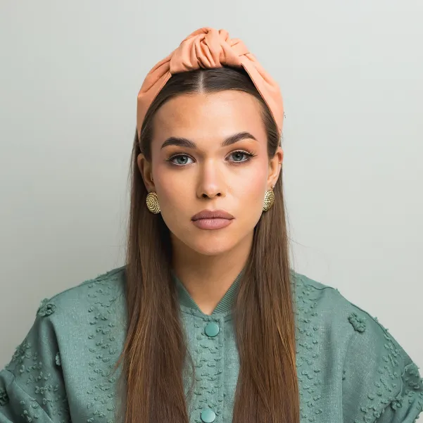 Lniana morelowa opaska z supłem szyta w Polsce.