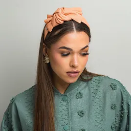 Brzoskwiniowa opaska z lnu z kokardką.