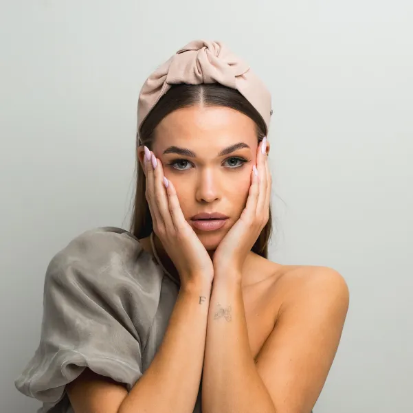 Lniana pudrowo-rożowa szeroka opaska supeł.