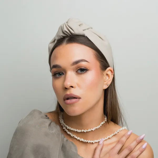 Sztywna opaska z beżowego naturalnego lnu z supłem.