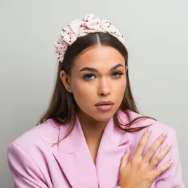 Elegancka opaska pastelowa różowa w kropeczki.