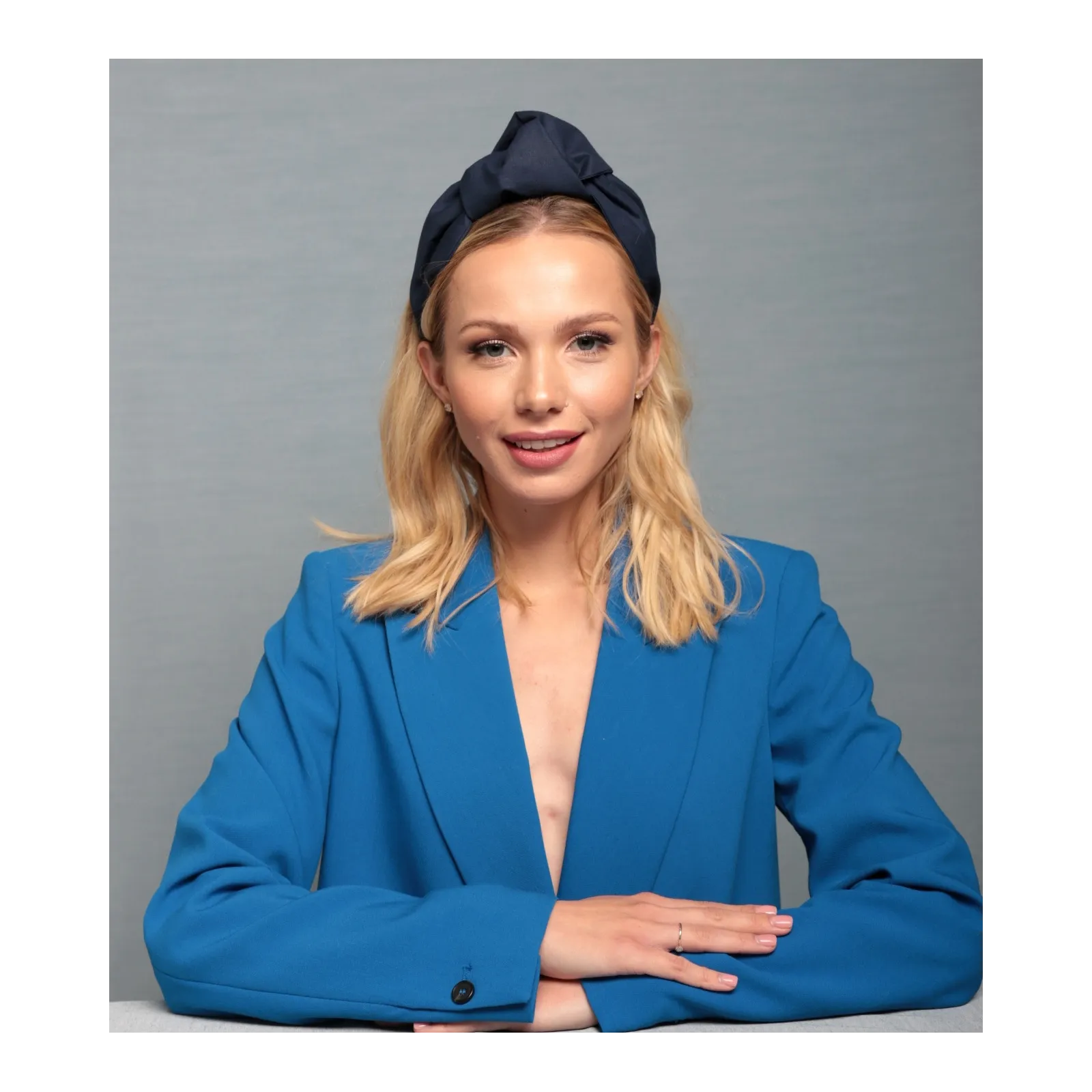 Granatowa opaska do włosów z wiązaniem polskiej marki Granatowa opaska do włosów z wiązaniem polskiej marki