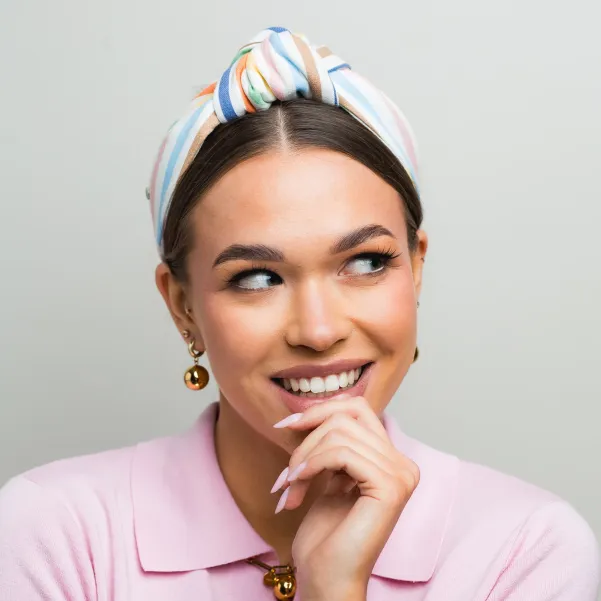 Szeroka opaska wiązana w pastelowe kolorowe paski.