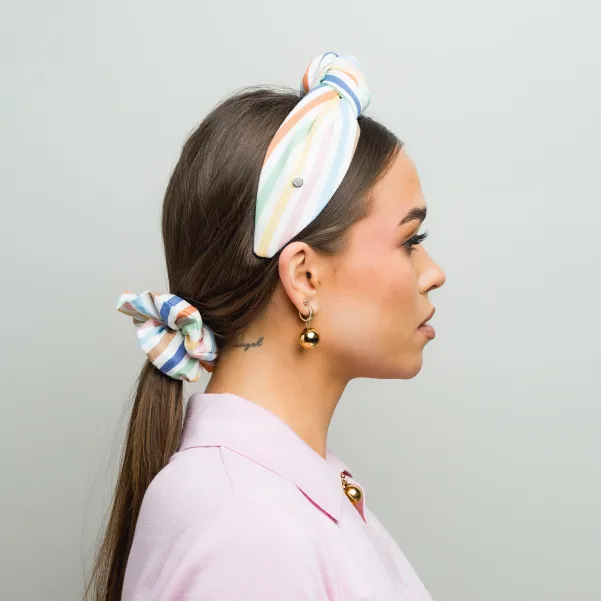 Szeroka opaska wiązana w pastelowe kolorowe paski.