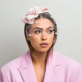 Czarna ficowa ozdoba do włosów z piórkami i woalką w kropki.