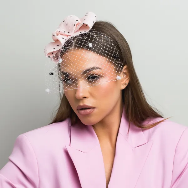 Czarna ficowa ozdoba do włosów z piórkami i woalką w kropki. Czarna ficowa ozdoba do włosów z piórkami i woalką w kropki.