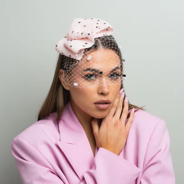 Czarna ficowa ozdoba do włosów z piórkami i woalką w kropki. Czarna ficowa ozdoba do włosów z piórkami i woalką w kropki.