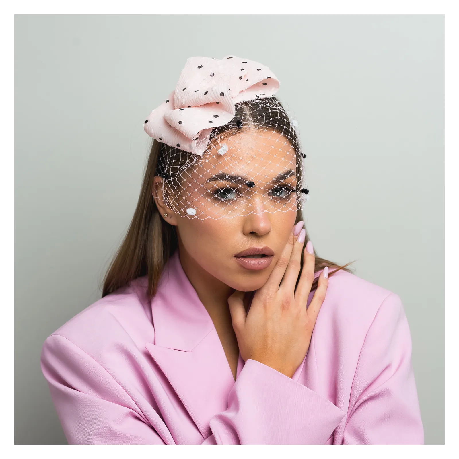 Czarna ficowa ozdoba do włosów z piórkami i woalką w kropki. Czarna ficowa ozdoba do włosów z piórkami i woalką w kropki.