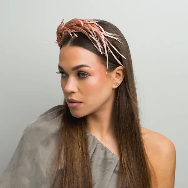 Ozdobna opaska do włosów z piórek beżowa/różowa. Ozdobna opaska do włosów z piórek beżowa/różowa.