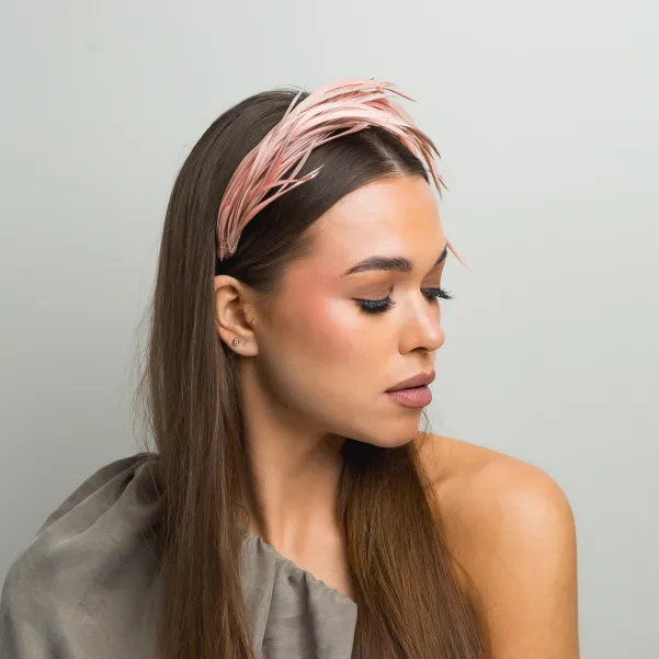 Ozdobna opaska do włosów z piórek beżowa/różowa. Ozdobna opaska do włosów z piórek beżowa/różowa.