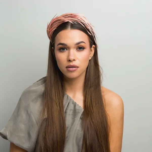 Ozdobna opaska do włosów z piórek beżowa/różowa. Ozdobna opaska do włosów z piórek beżowa/różowa.