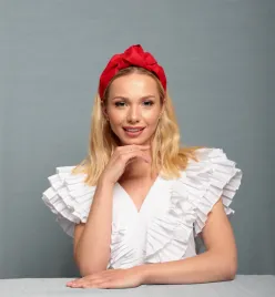 Opaska z wiązaniem czerwona polska marka.