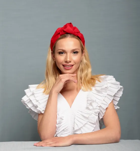 Opaska z wiązaniem czerwona polska marka. Opaska z wiązaniem czerwona polska marka.