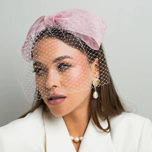 Różowa elegancka opaska z dużą kokardą i woalką Różowa elegancka opaska z dużą kokardą i woalką