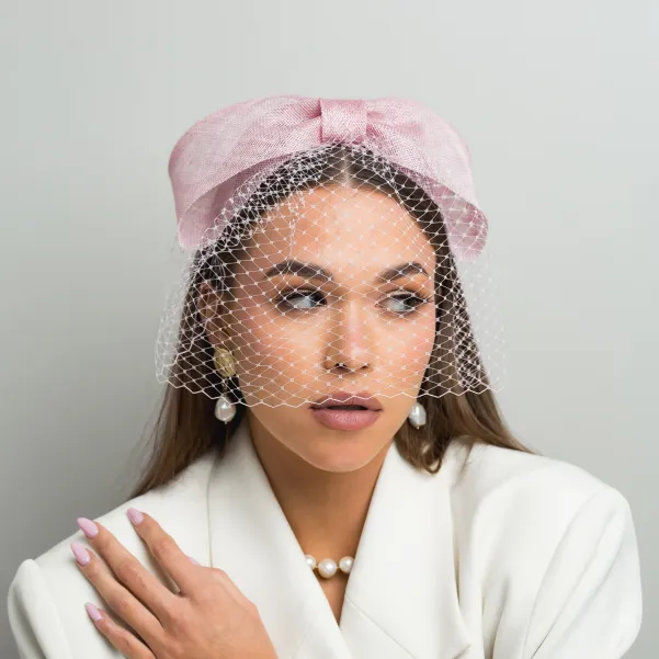 Różowa elegancka opaska z dużą kokardą i woalką Różowa elegancka opaska z dużą kokardą i woalką