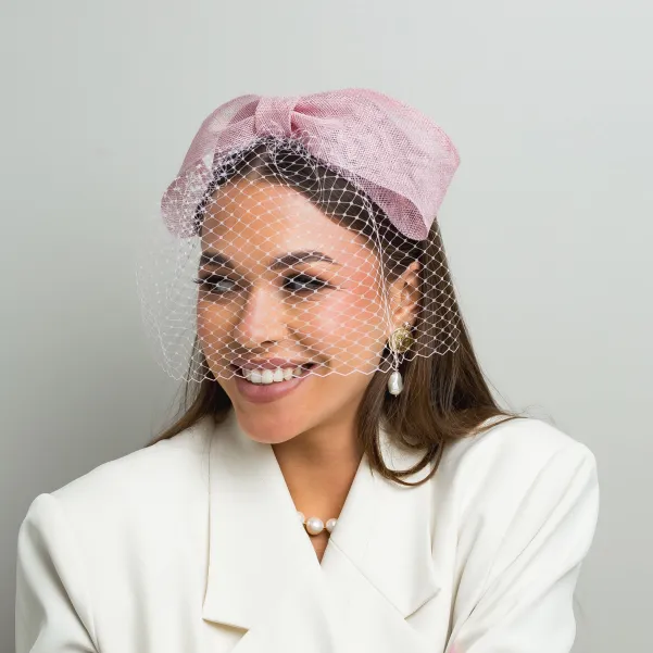 Różowa elegancka opaska z dużą kokardą i woalką Różowa elegancka opaska z dużą kokardą i woalką