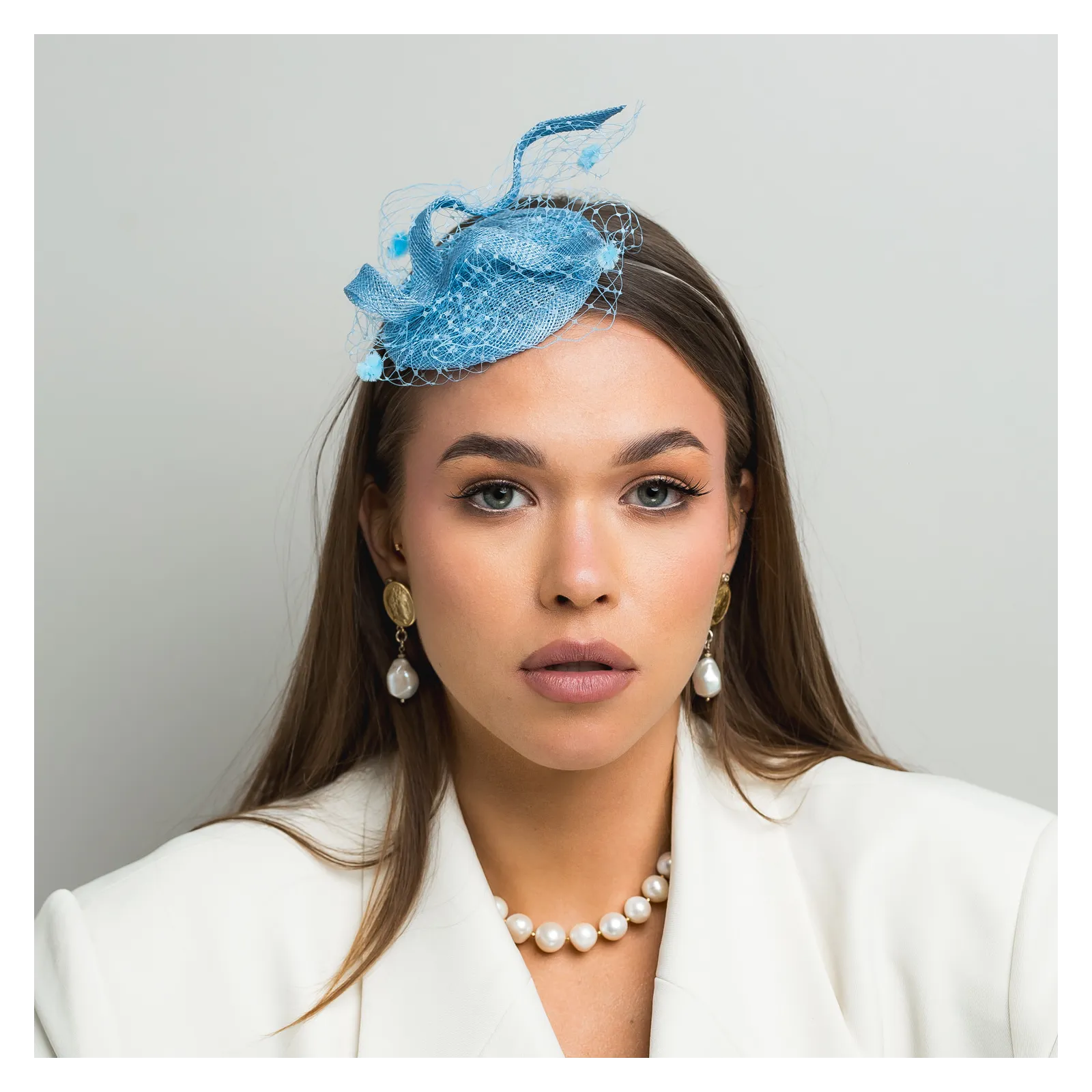 Nowoczesny stroik do włosów z woalką.