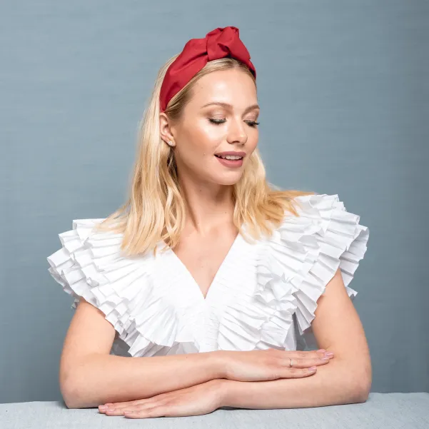 Opaska z wiązaniem czerwona polska marka. Opaska z wiązaniem czerwona polska marka.