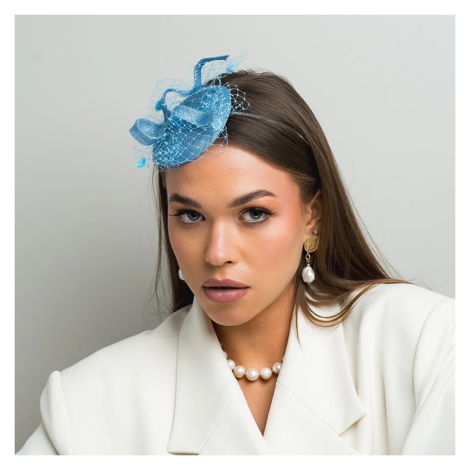 Nowoczesny stroik do włosów z woalką.