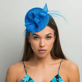 Kobaltowy fascynator na letnie przyjęcie.