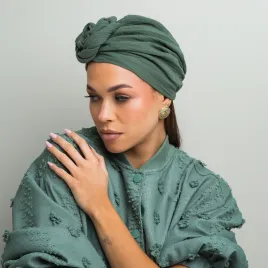 Przewiewna czapka turban zielona z różą.