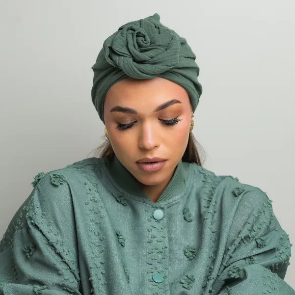 Przewiewna czapka turban zielona z różą.