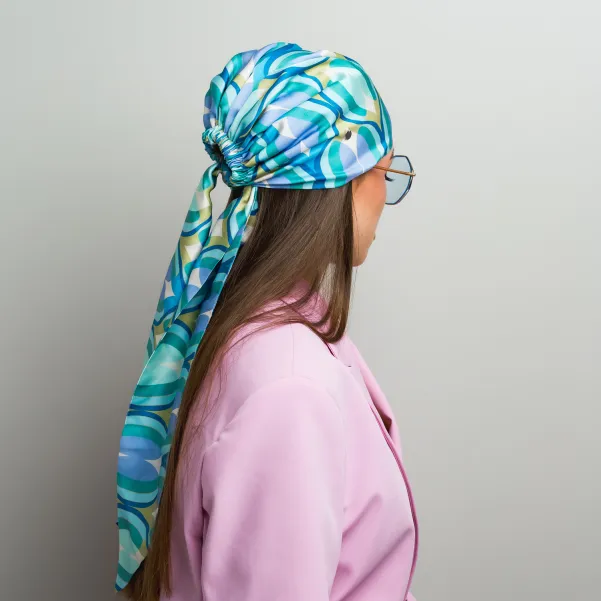 Modowa turkusowa chusta-turban na głowę z wiązaniem.