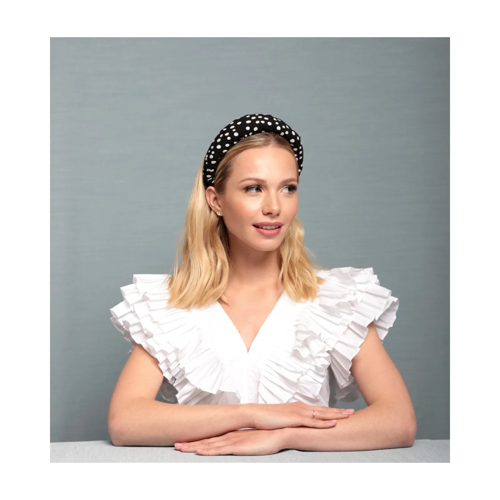 Czarno-biała modna gruba opaska w grochy.