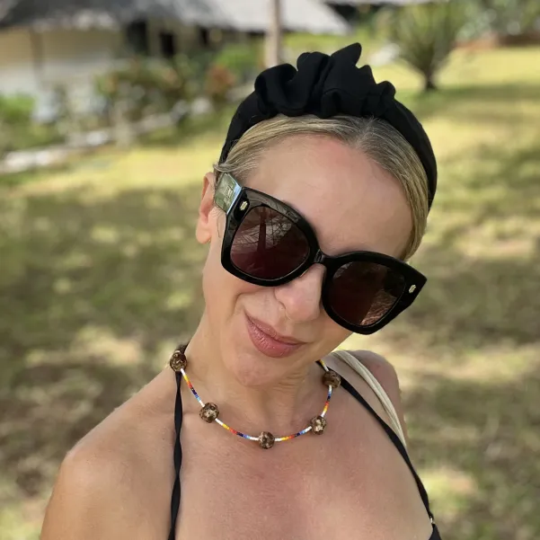 Opaska do włosów z minimalistyczną ozdobą czarna.