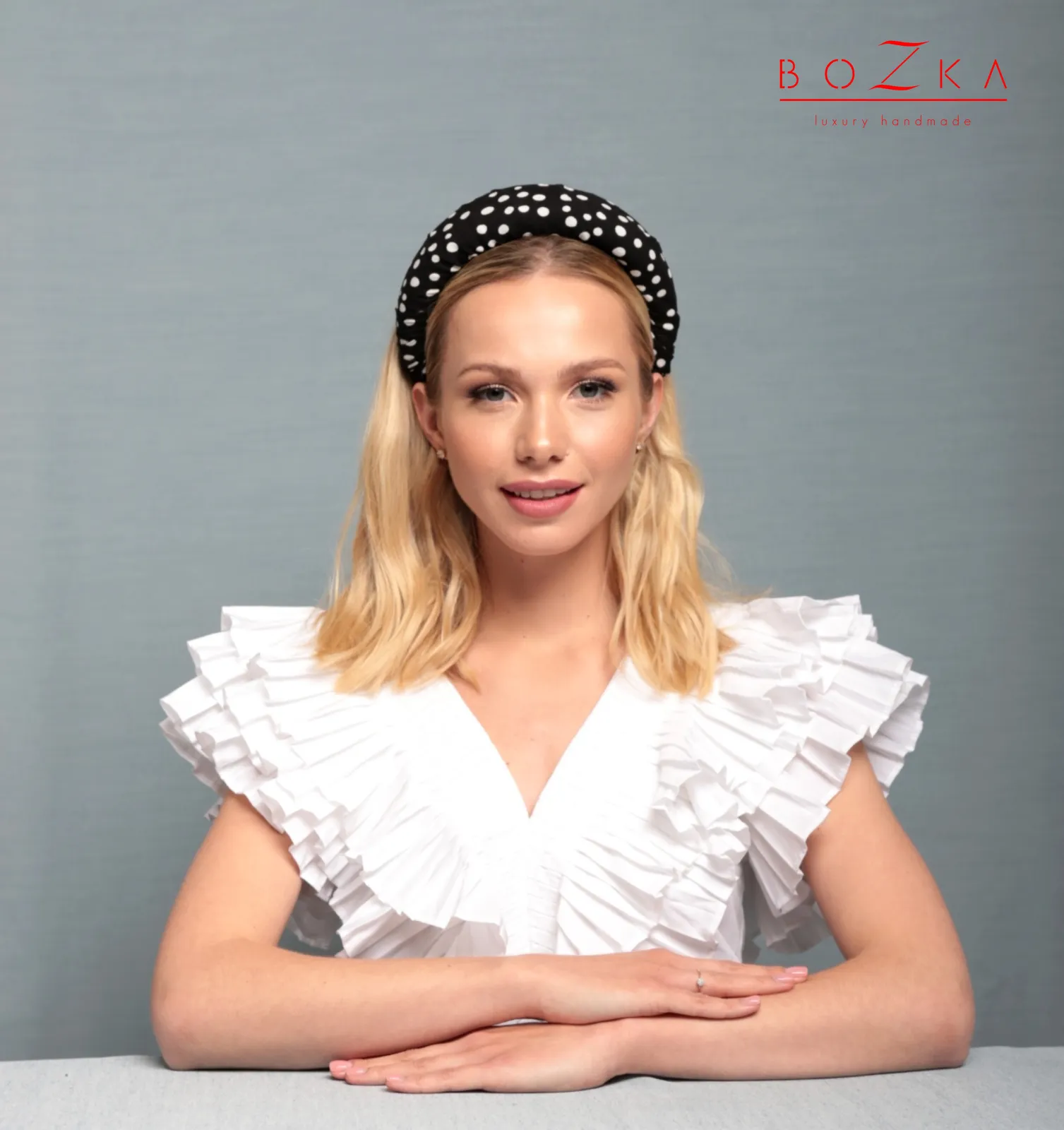 Czarno-biała modna gruba opaska w grochy.