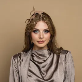 Subtelna ozdoba do włosów nude z woalką.