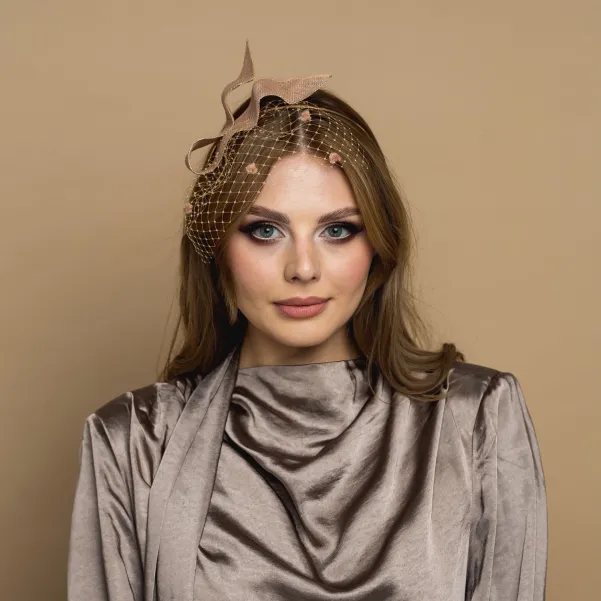 Subtelna ozdoba do włosów nude z woalką. Subtelna ozdoba do włosów nude z woalką.