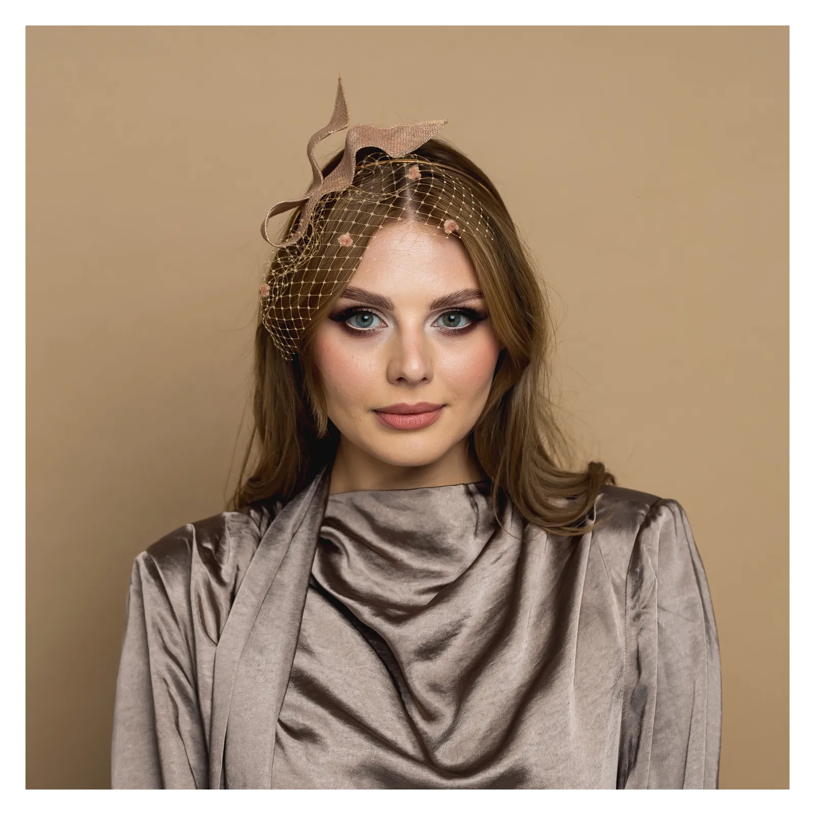 Subtelna ozdoba do włosów nude z woalką. Subtelna ozdoba do włosów nude z woalką.