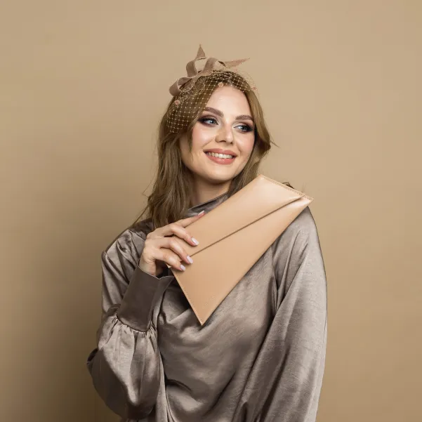 Subtelna ozdoba do włosów nude z woalką. Subtelna ozdoba do włosów nude z woalką.