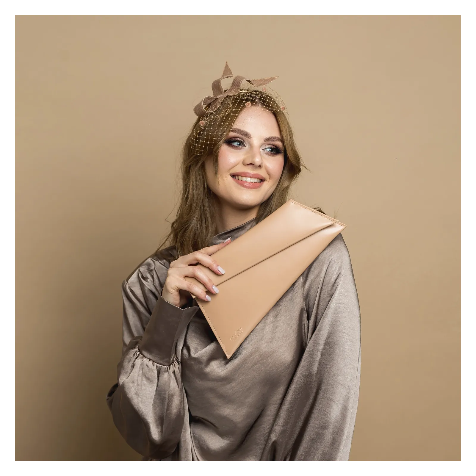 Subtelna ozdoba do włosów nude z woalką. Subtelna ozdoba do włosów nude z woalką.