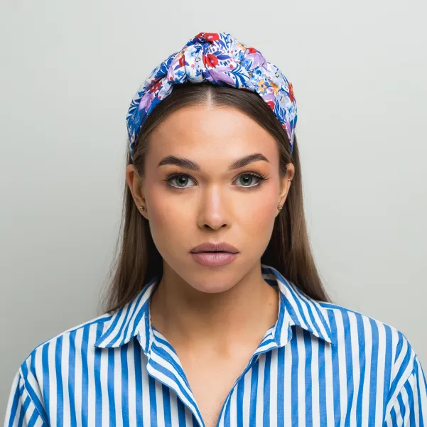 Modna kolorowa opaska w kwiatowy wzór.