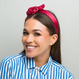 Soczysta różowa jedwabista opaska z ozdobą.