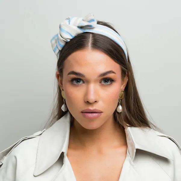 Lniana opaska w paski beżowo-błękitna z ozdobą.