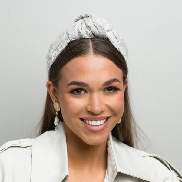 Beżowa szeroka opaska z supłem z kremowej koronki.