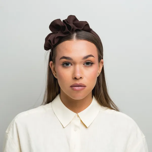 Czekoladowa opaska lniana z dużą ozdobą handmade.