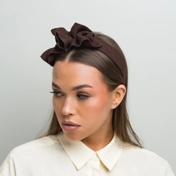 Czekoladowa opaska lniana z dużą ozdobą handmade.