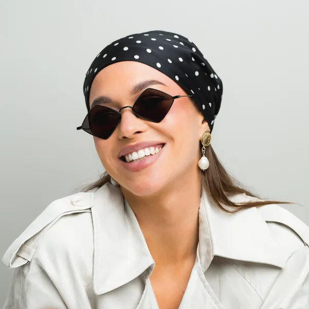 Modna chusta - turban z wiązaniem czarna nakrapiana.