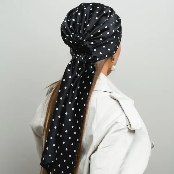 Modna chusta - turban z wiązaniem czarna nakrapiana.