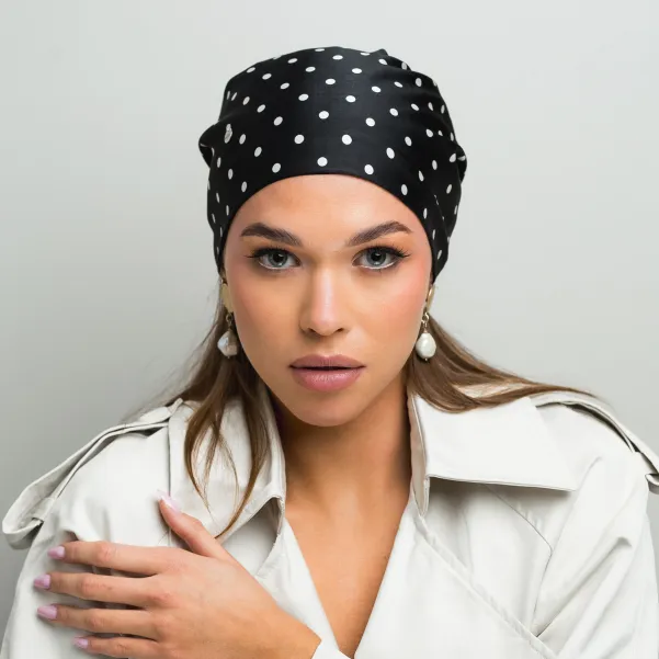 Modna chusta - turban z wiązaniem czarna nakrapiana.