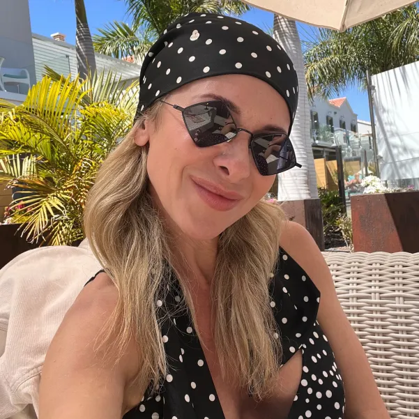 Modna chusta - turban z wiązaniem czarna nakrapiana.