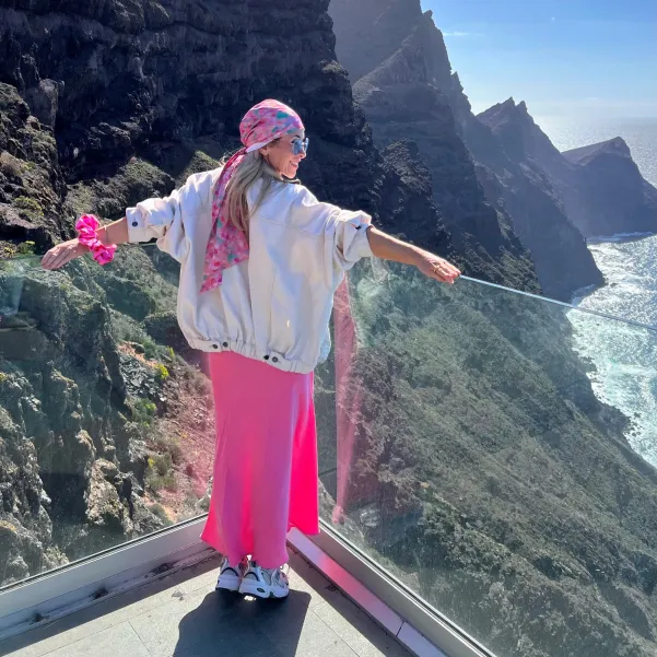 Modowa kwiatowa chusta satynowa z wiązaniem, różowy print.