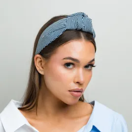 Klasyczna opaska z wiązaniem w granatowe paseczki.