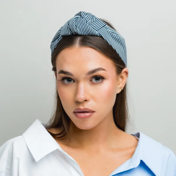 Klasyczna opaska z wiązaniem w granatowe paseczki.