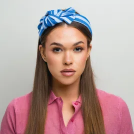 Ozdobna opaska w paseczki kobaltowo-błękitne.